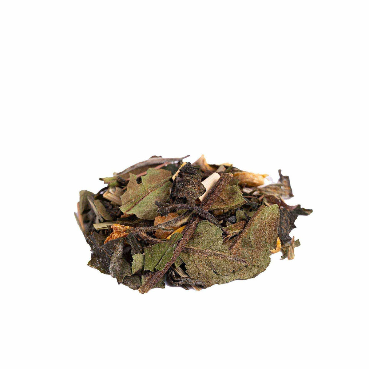 Thé gingembre menthe en feuilles, mélange de feuilles vert olive et brunes avec des morceaux d’herbes et d’épices.